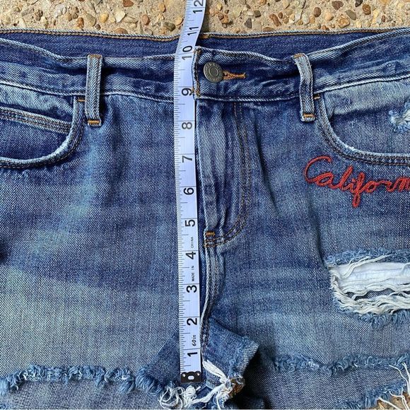 Old Navy Embroidered California Boyfriend Distressed Jean Shorts Size 8 - Picture 5 of 8
